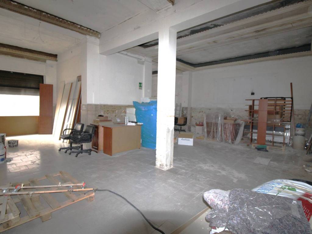 negozio in vendita a Cagliari in zona Villanova