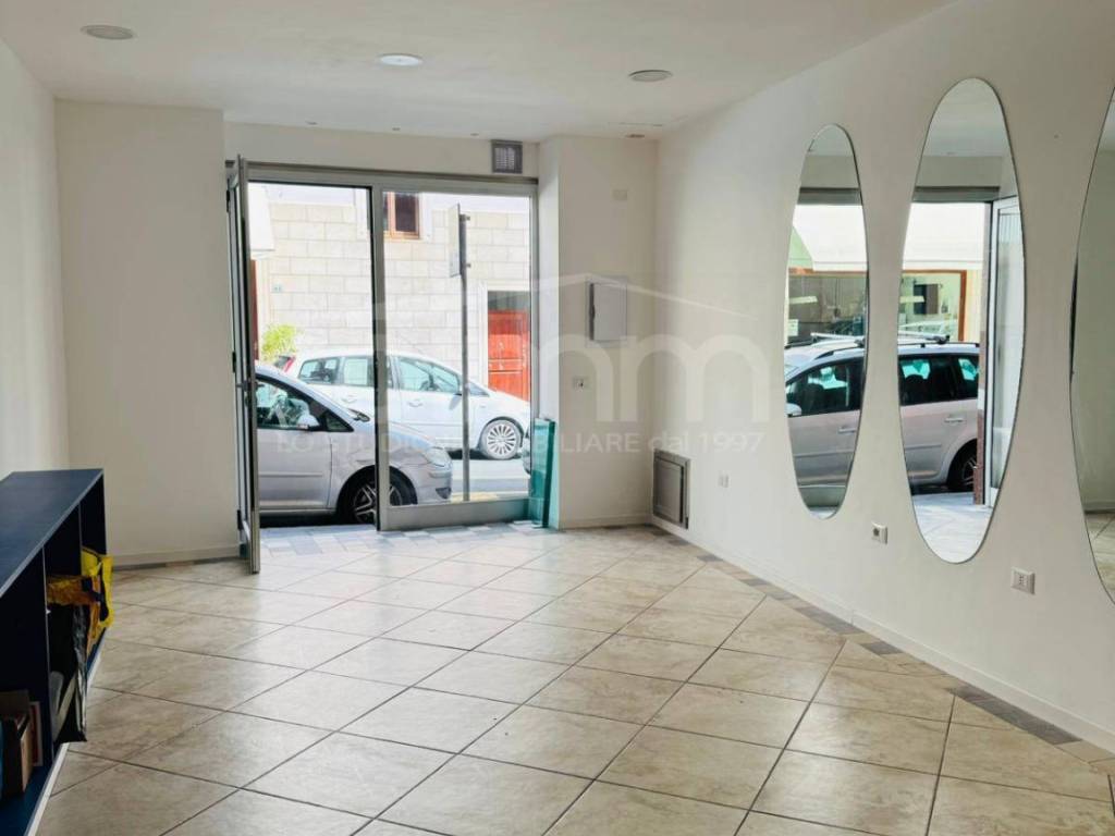 negozio in vendita a Cagliari in zona Villanova