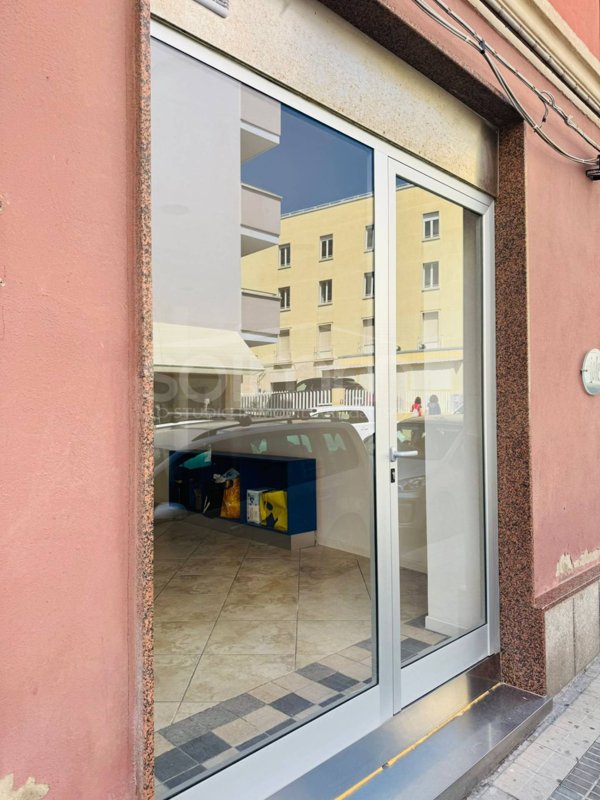 locale commerciale in vendita a Cagliari in zona Tribunale
