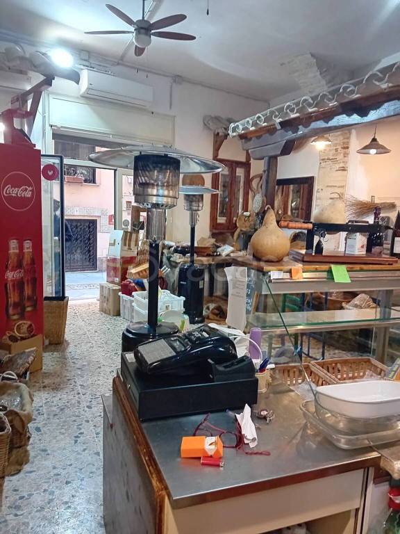 negozio in vendita a Cagliari in zona Castello