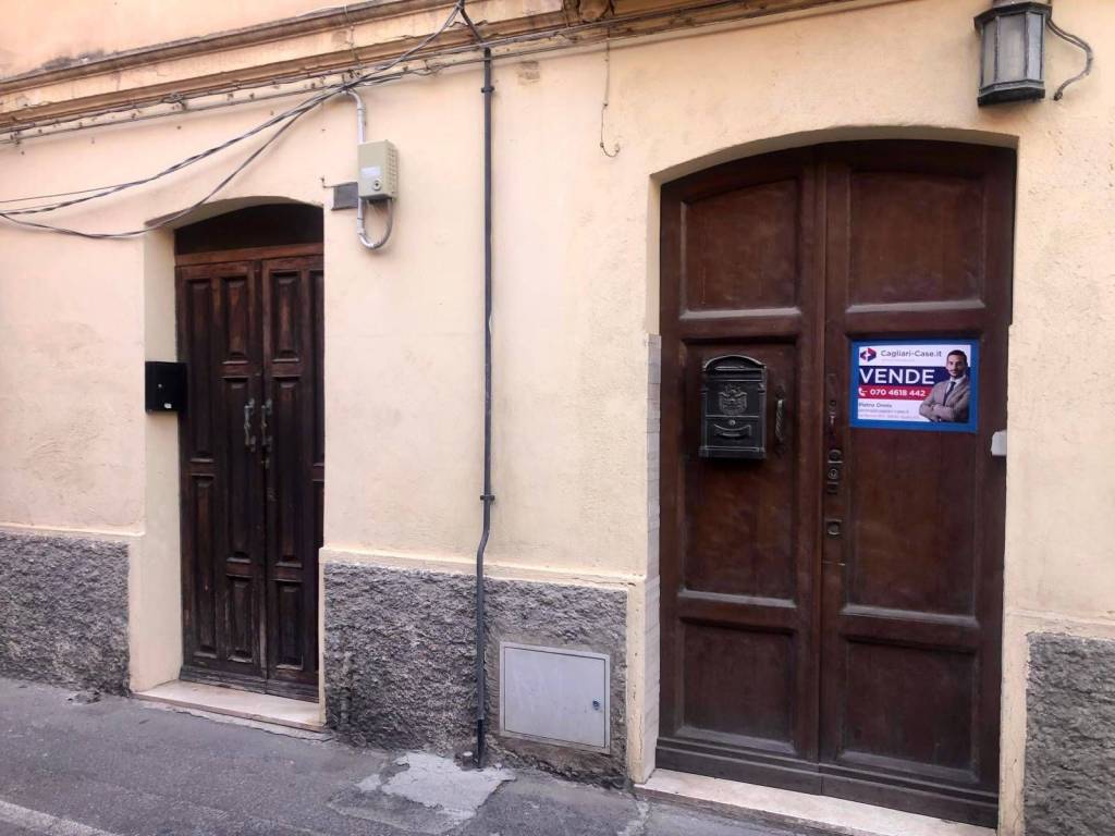negozio in vendita a Cagliari in zona Villanova