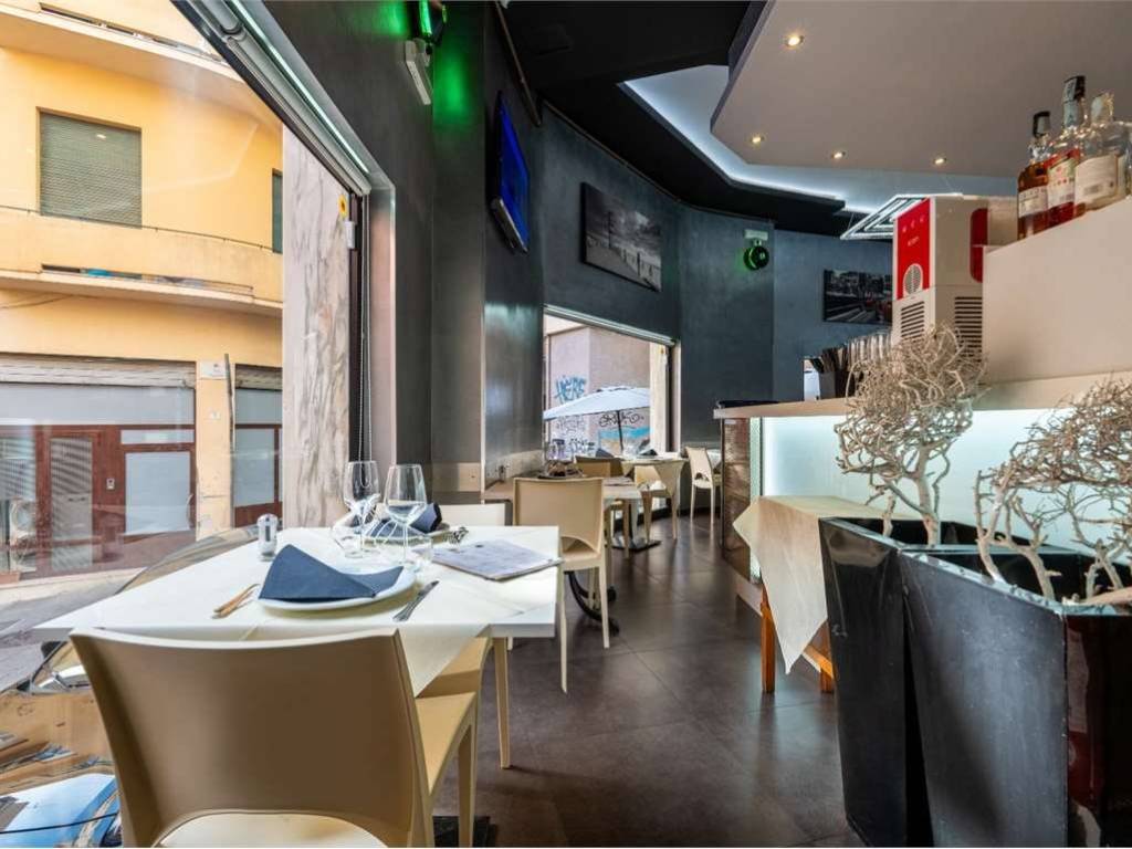 negozio in vendita a Cagliari in zona Marina