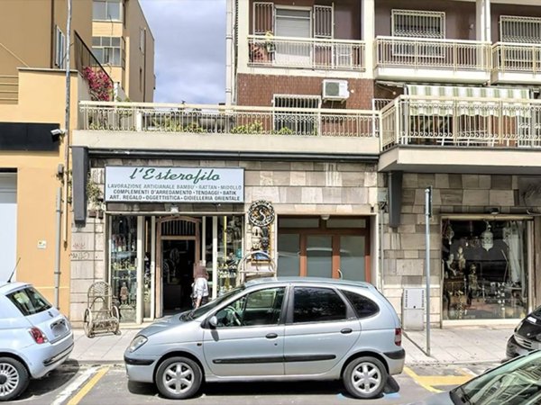 negozio in vendita a Cagliari in zona Genneruxi