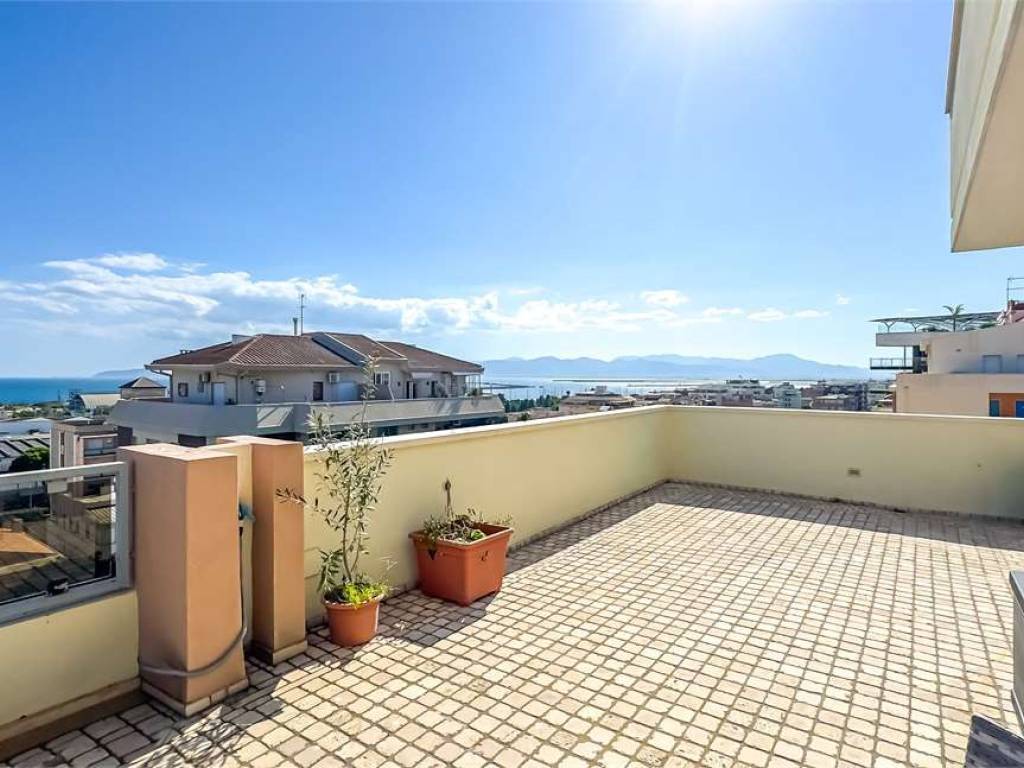 appartamento in vendita a Cagliari in zona Bonaria
