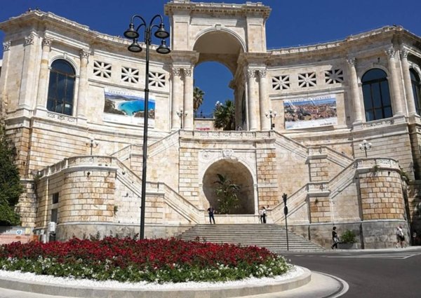 negozio in vendita a Cagliari in zona Marina