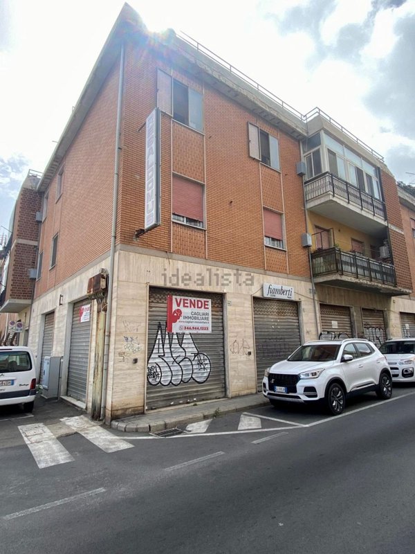 locale commerciale in vendita a Cagliari in zona Pirri