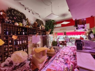 negozio in vendita a Cagliari in zona La Vega