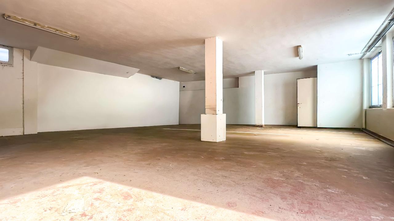 negozio in vendita a Cagliari in zona Pirri