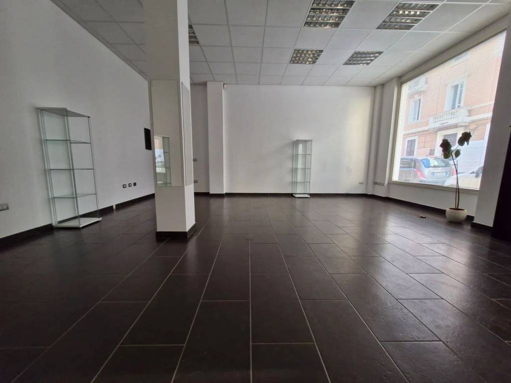 negozio in vendita a Cagliari in zona Villanova