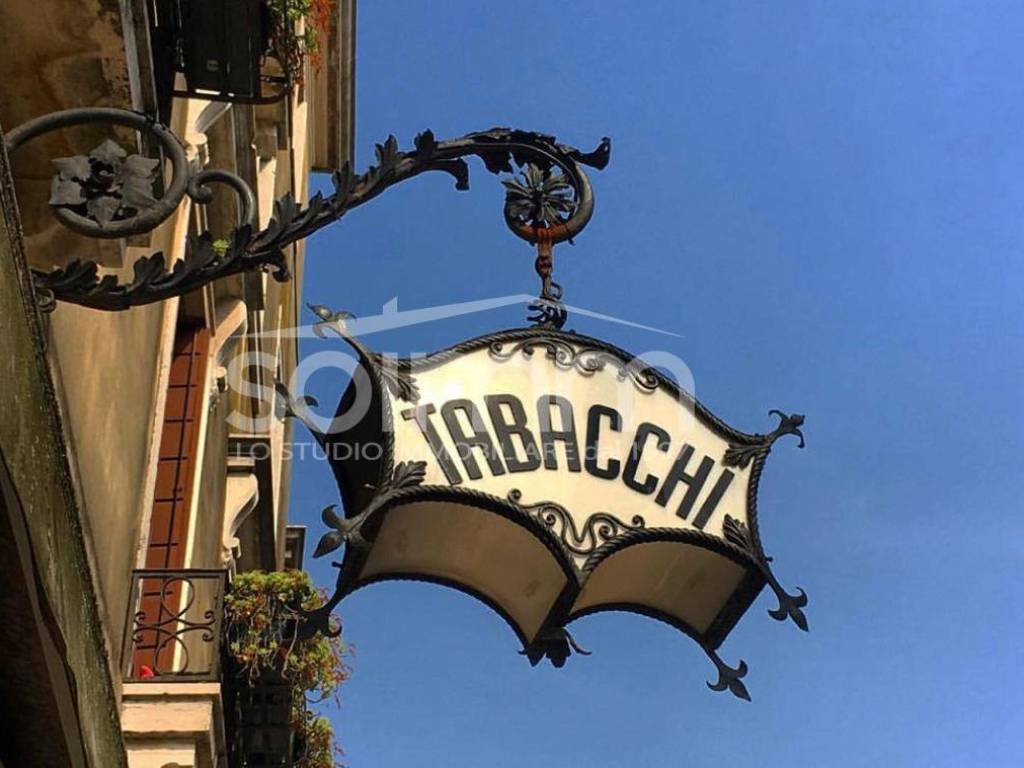 negozio in vendita a Cagliari in zona Tribunale