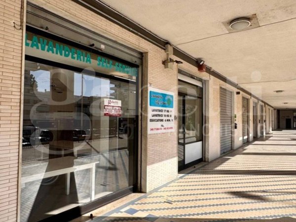 negozio in vendita a Cagliari in zona Genneruxi