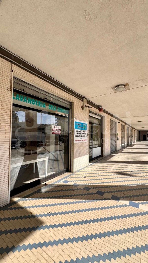 negozio in vendita a Cagliari in zona Genneruxi