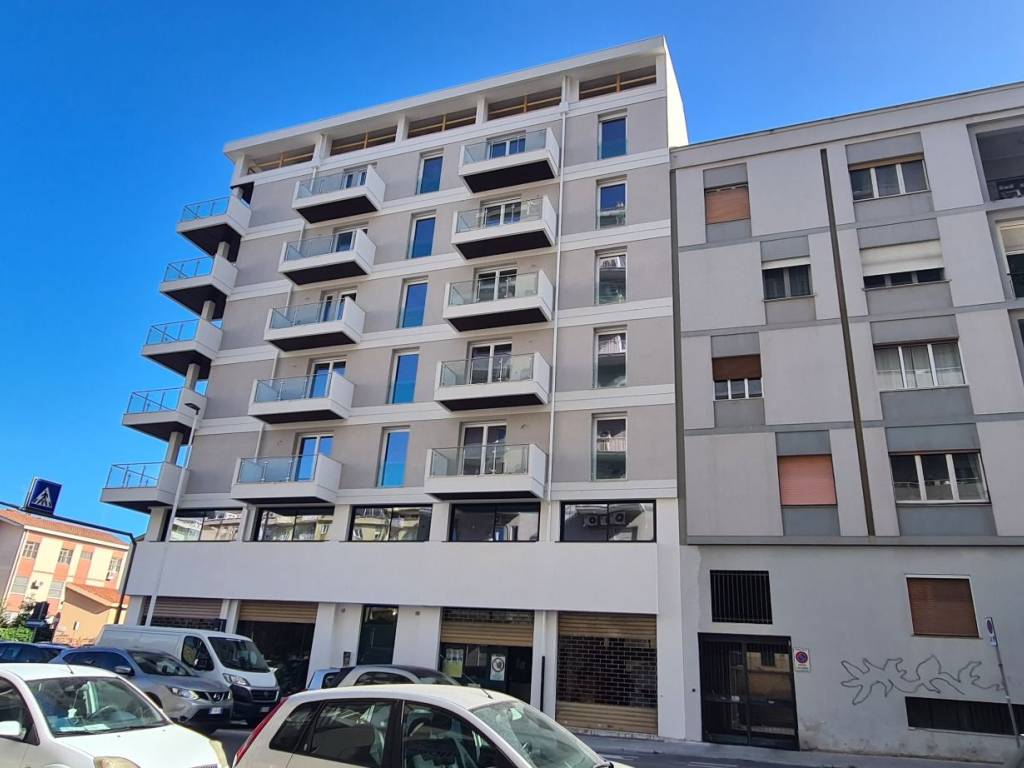 negozio in vendita a Cagliari in zona Genneruxi