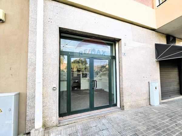 negozio in vendita a Cagliari in zona Genneruxi