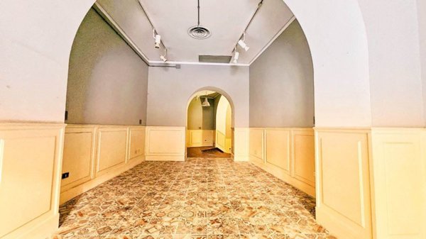 negozio in vendita a Cagliari in zona Marina