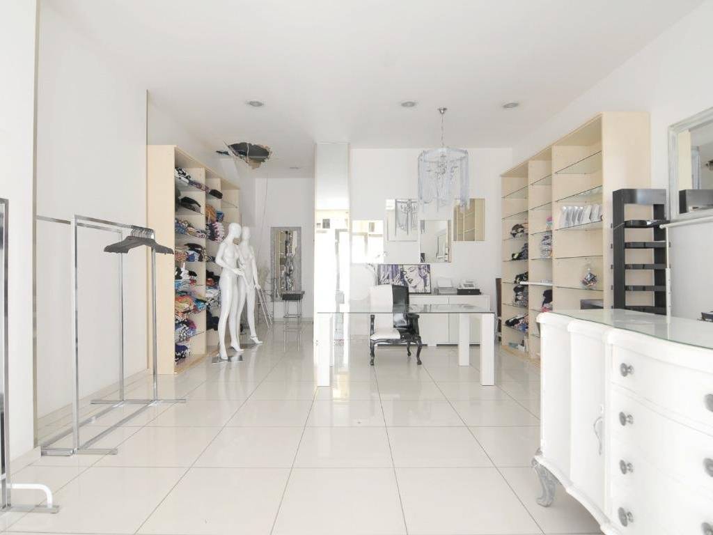 negozio in vendita a Cagliari in zona Villanova