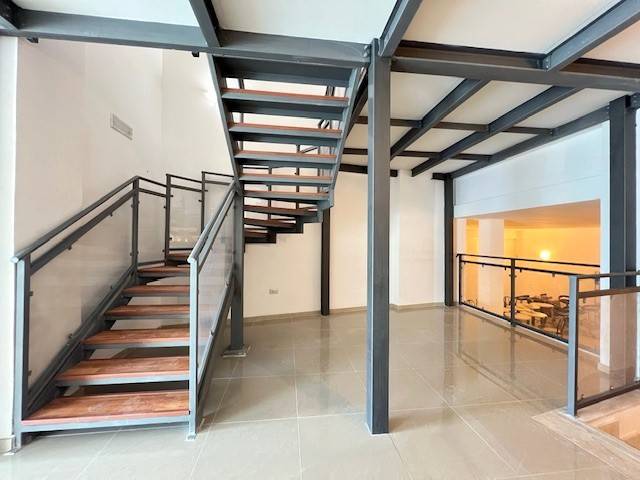 locale commerciale in vendita a Cagliari