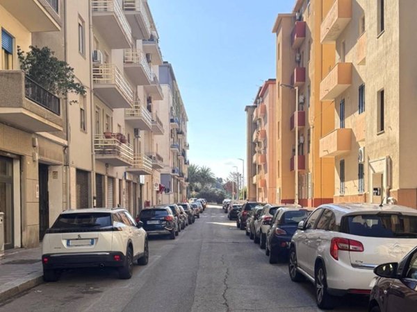 negozio in vendita a Cagliari in zona Tribunale