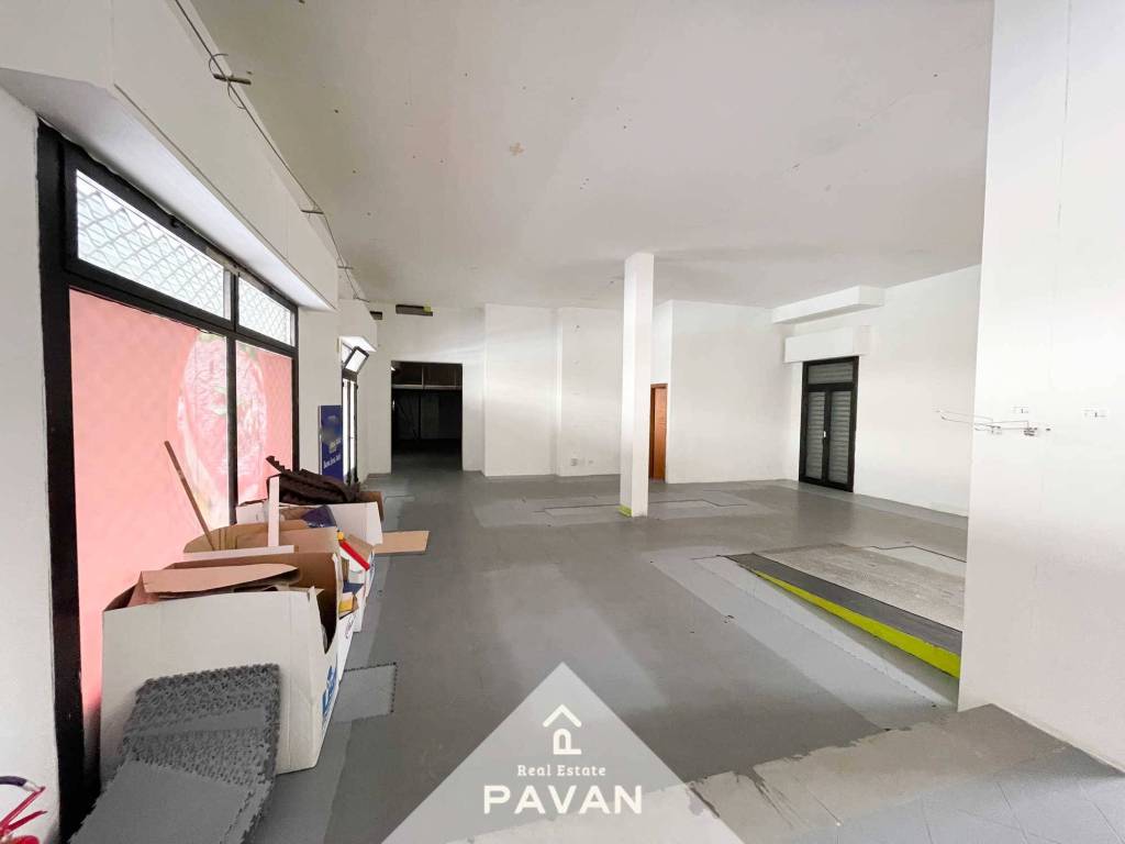 negozio in vendita a Cagliari in zona Pirri