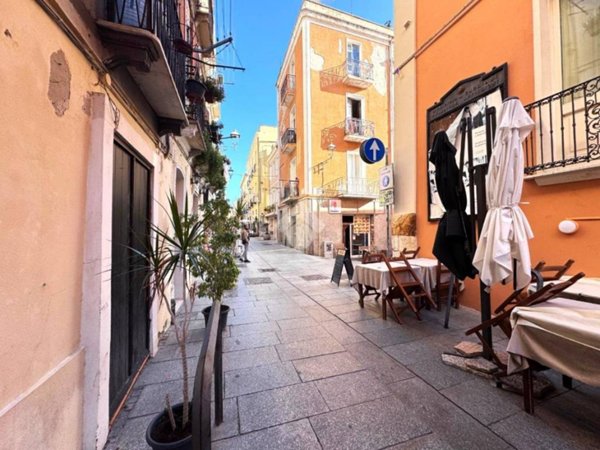 negozio in vendita a Cagliari in zona Marina