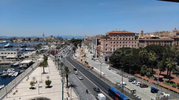 negozio in vendita a Cagliari in zona Marina