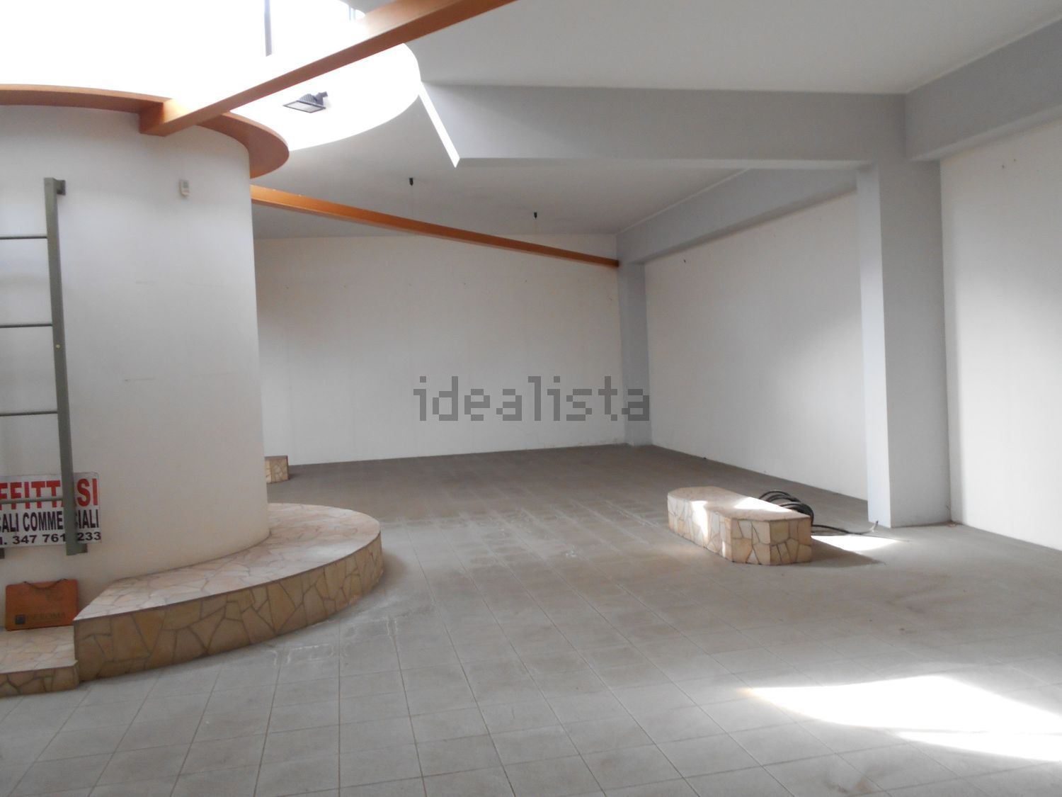 locale commerciale in vendita a Cagliari in zona Pirri