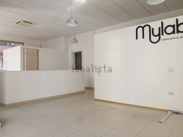 locale commerciale in vendita a Cagliari in zona San Benedetto