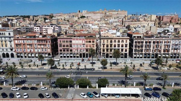 negozio in vendita a Cagliari in zona Marina