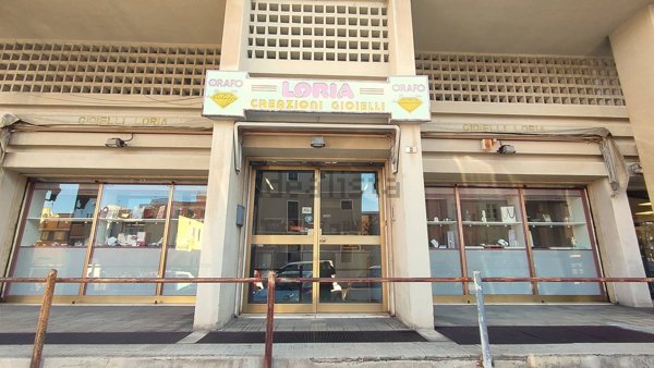 locale commerciale in vendita a Cagliari in zona Tuvixeddu/Tuvumannu