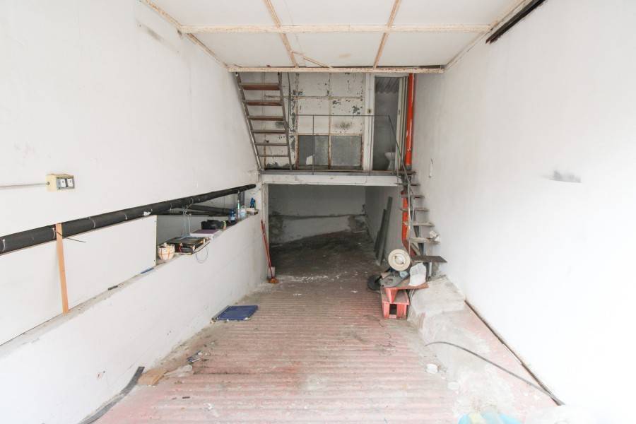 locale commerciale in vendita a Cagliari in zona Is Mirrionis/San Michele