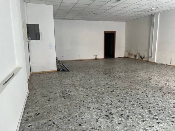 negozio in vendita a Cagliari in zona Pirri