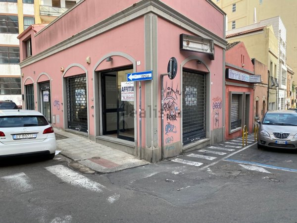 locale commerciale in vendita a Cagliari in zona Villanova