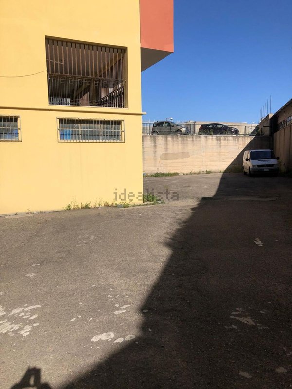 locale commerciale in vendita a Cagliari