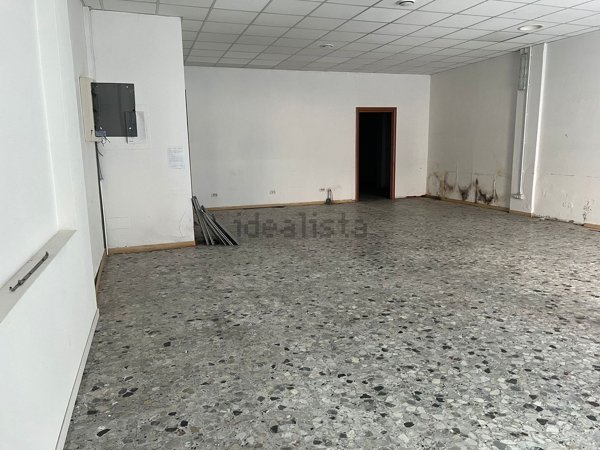 locale commerciale in vendita a Cagliari in zona Pirri