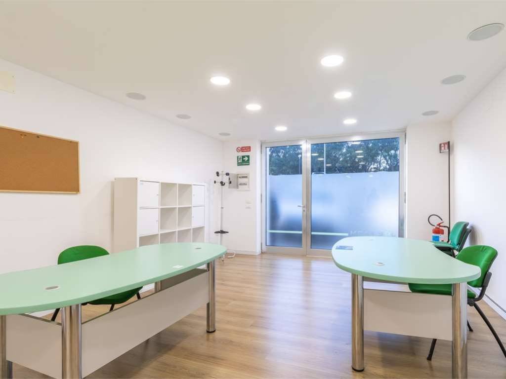 negozio in vendita a Cagliari in zona Genneruxi