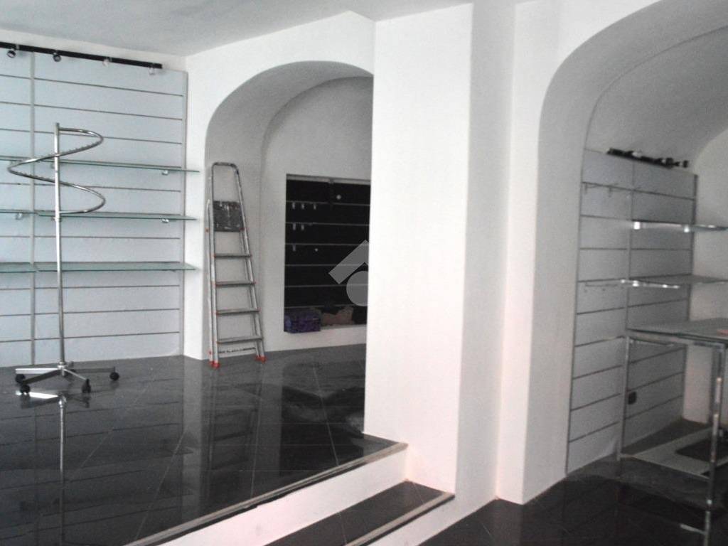 negozio in vendita a Cagliari in zona Villanova