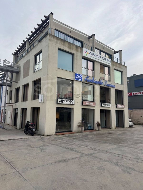 locale commerciale in vendita a Cagliari