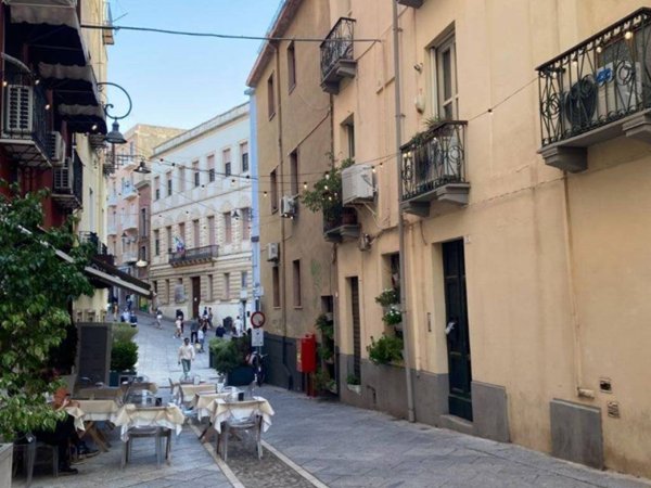 negozio in vendita a Cagliari in zona Castello