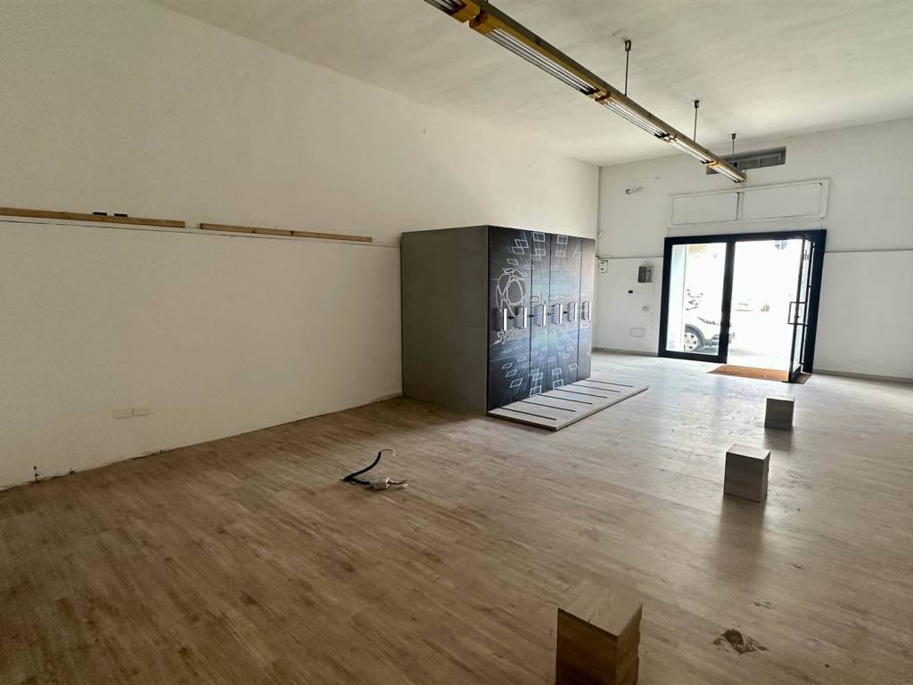 negozio in vendita a Cagliari in zona Pirri