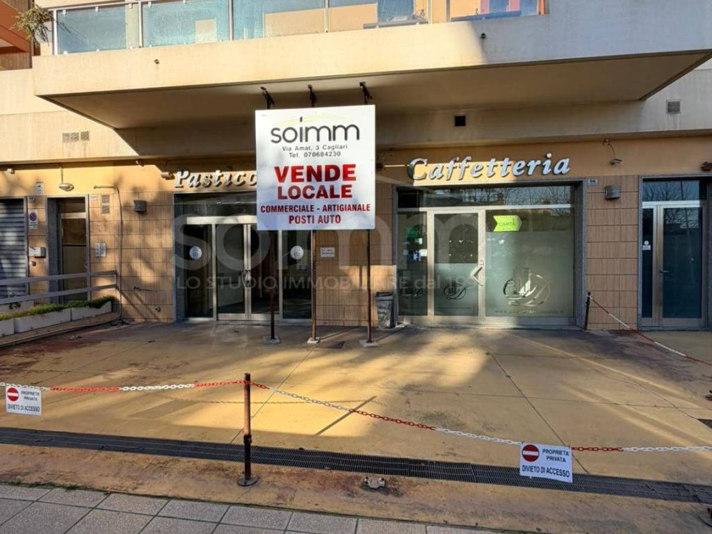 negozio in vendita a Cagliari in zona Genneruxi