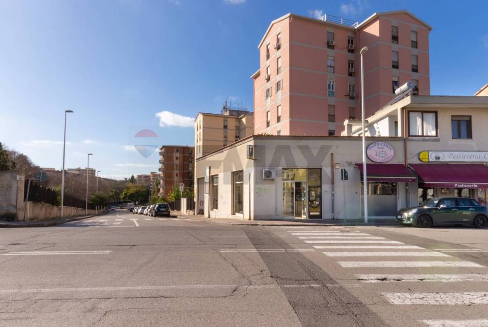 locale commerciale in vendita a Cagliari in zona Is Mirrionis/San Michele