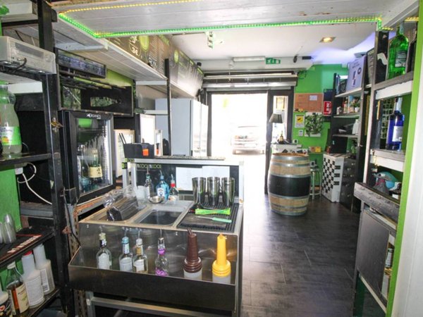 negozio in vendita a Cagliari in zona Marina