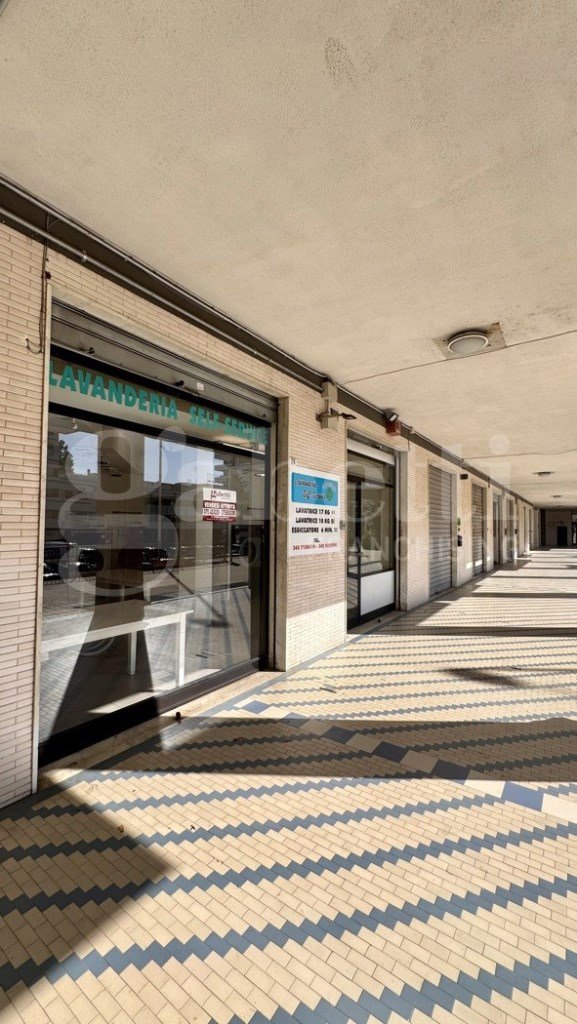 negozio in vendita a Cagliari in zona Genneruxi