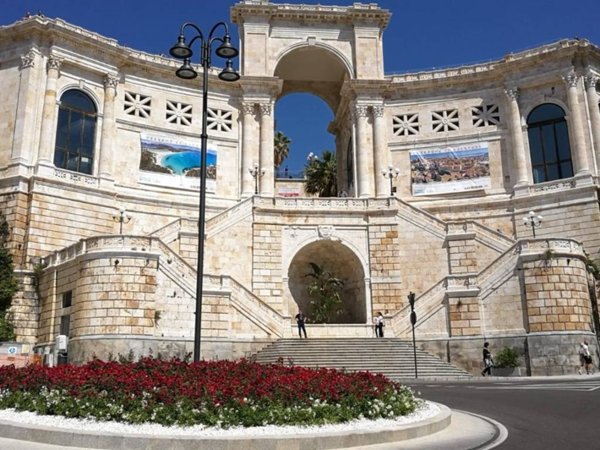 negozio in vendita a Cagliari in zona Marina