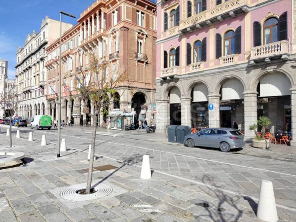 negozio in vendita a Cagliari in zona Marina
