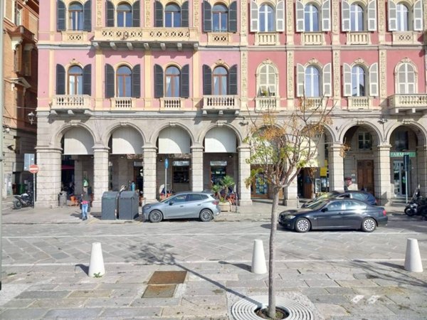negozio in vendita a Cagliari in zona Marina