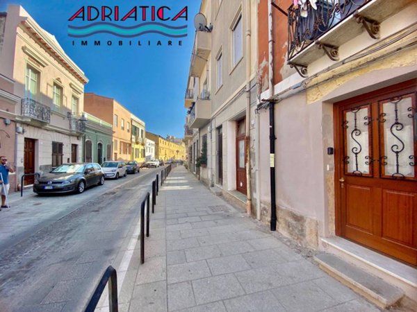 negozio in vendita a Cagliari in zona Villanova