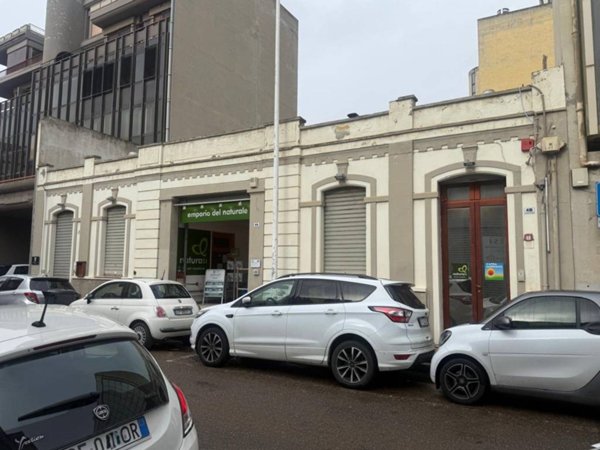negozio in vendita a Cagliari in zona Villanova