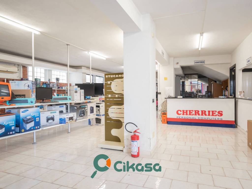 locale commerciale in vendita a Cagliari in zona Is Mirrionis/San Michele