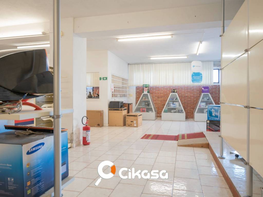 locale commerciale in vendita a Cagliari in zona Is Mirrionis/San Michele